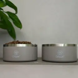 Mad- og vandskål i flot mokka farve med matchende spiseunderlag.