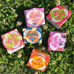 Fidovet Yogurt kommer i smage som jordbær, banan mm.