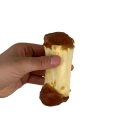 Faunakram okseben med and fyldt natural snack i hånd