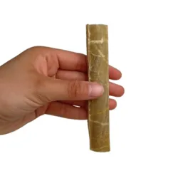 Treateaters Pressed Stick Natur 13x1,5 cm naturlig tyggepind til hunde vist i hånd
