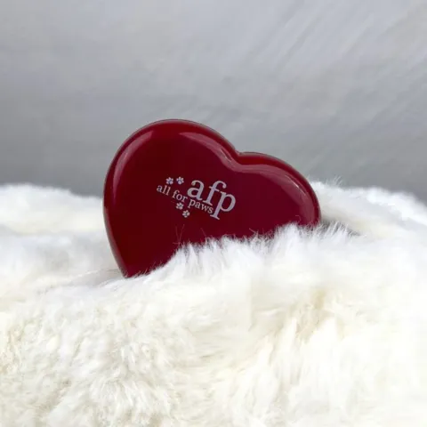 Hjertelyd puttes i bunden af bamsen