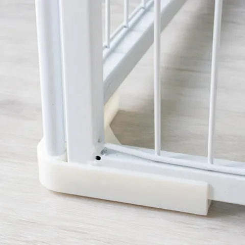 Hvid hvalpegård med stokke |med hjørnebeskyttere