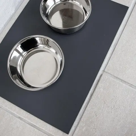 Hunter Madskål i rustfrit stål på SEJ Design Stilrent spiseunderlag i grå