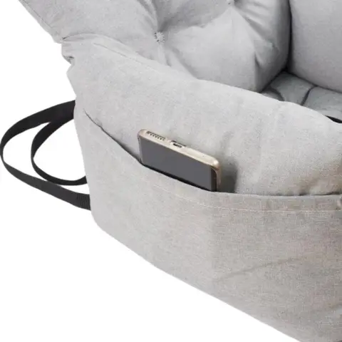 Soft journey bilsæde med praktisk lomme til opbevaring.