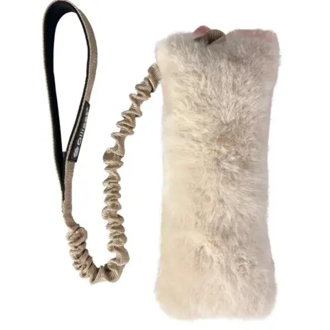 Hundelegetøj med pels som vækker hundens opmærksomhed og indbyder til leg. Denne er 80 cm.