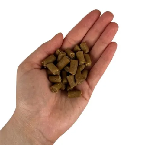 Faunakram Soft Bites With Chicken i hånd
