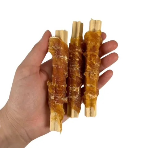 Faunakram Kornfri Dental Stick Medium Breed vist i hånden