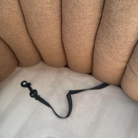 Tasken har en integreret line til fastgørelse i hundens sele