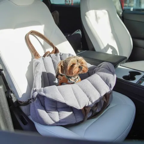 Ollipet Paris City Bag 3 i 1 er en flot og stilren hundetaske som kan bruges som autosæde