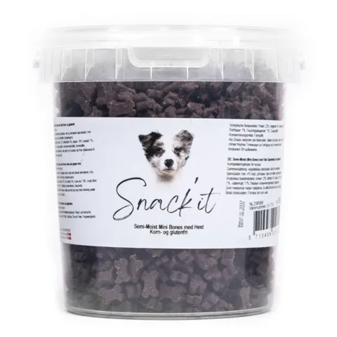 Snack'it Semi-Moist Mini Bones med hest er bløde og smagfulde træningsgodbidder til hunde. Korn- og glutenfri opskrift.