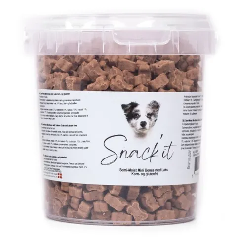 Snack'it Semi-Moist Mini Bones med laks er små bløde godbidder til hunde. Ideelle til træning, belønning og aktivering.