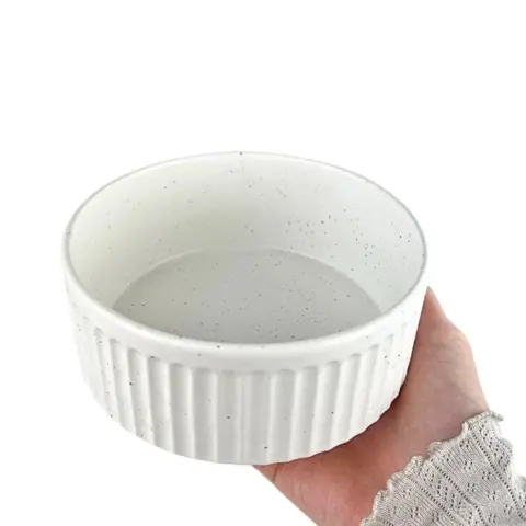Ollipet Alice keramikskål til hunde. Her ses den lille skål der kan indeholde op til 400 ml.