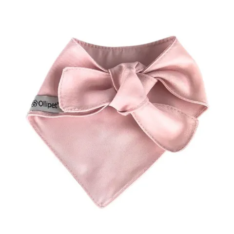 Bandanaen lukkes ved at binde en knude på den.