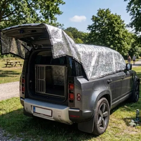 Bil med sølvdækken over, hjælper med at holde bilen køligere
