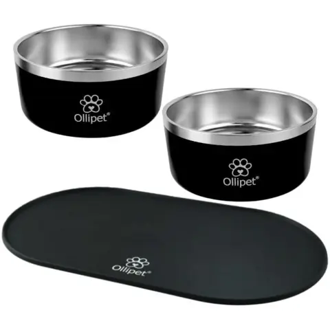 2 stilrene Ollipet Nordic Delight hundeskåle og et praktisk sort 
Ollipet Oval spiseunderlag.