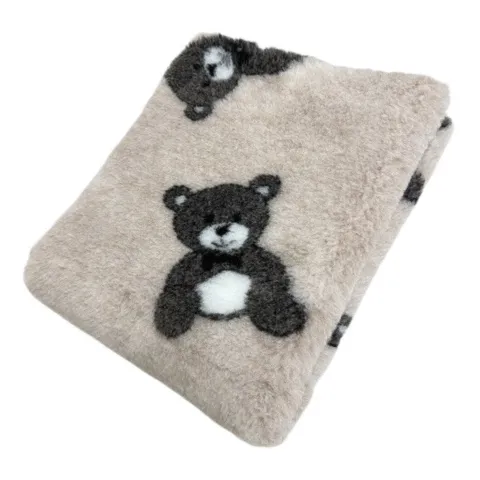 Blødt vetbed tæppe i en flot lys khaki farve, med søde bamse motiver