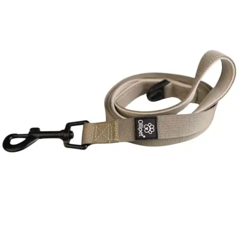 Diskret og stilren hundesnor i flot beige/khaki farve.