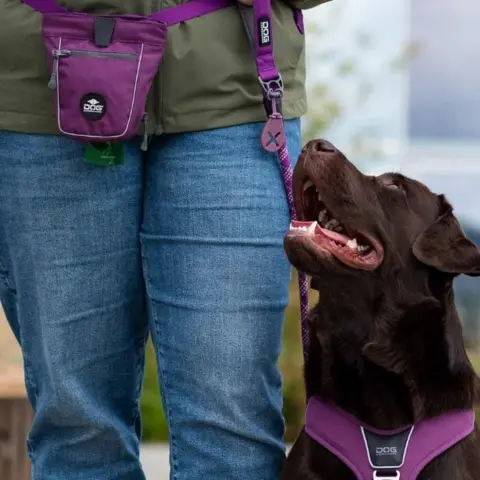Hundeposeholderen er en del af Dog Copenhagens serie af hundesnore, godbids taske, seler m.m. som kan tilkøbes så det hele matcher.