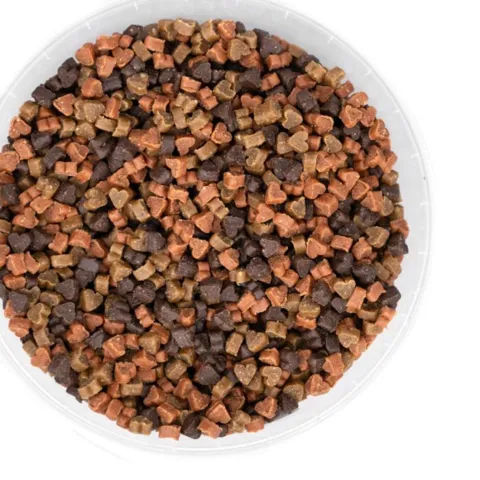Closeup af Snack'it Mini Hearts Mix semi-moist hundegodbidder i forskellige smagsvarianter og farver. Små bløde træningsgodbidder ideelle til hundetræning og belønning.