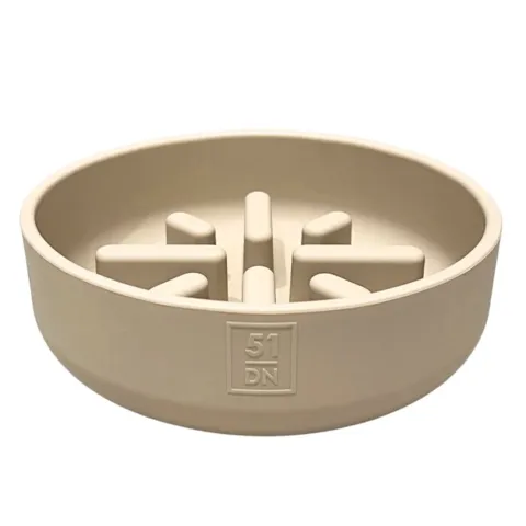 Slowfeeder madskål til hunde i beige - kan indeholde 700 ml