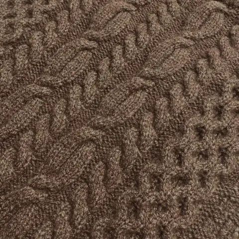 Hundesweateren fra Ollipet kommer med de fineste strikkede snorninger.