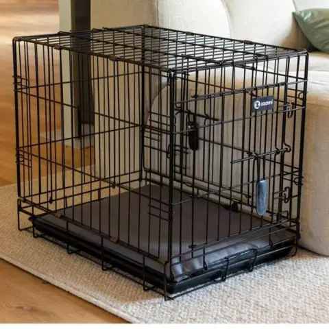 Hundemadrassen passer perfekt til Ozami hundebur så din hund ligger komfortabelt