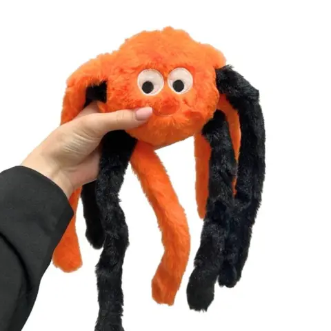 Denne sjove edderkop bamse gør halloween festlighederne ekstra sjove for din hund