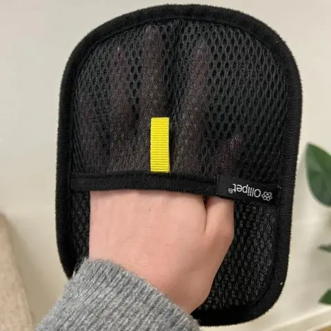 Børstehandsken har et godt greb så du nemt kan fjerne hundehår fra fx sofa, bilsæde, tøj m.m.