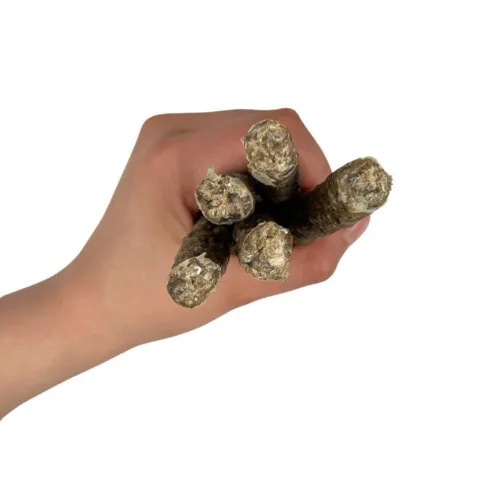 Ozami Dog Snack Cod Stick 100g tørrede torskesticks vist i hånd
