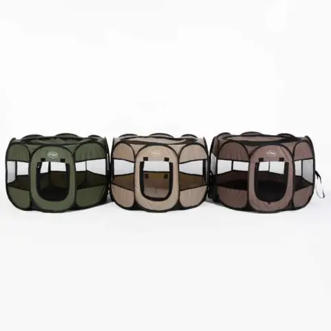 Foldbar hvalpegård fra For Wagging Tails fås i Khaki, Mokka og Forest Green, så du kan vælge den farve, der passer bedst.