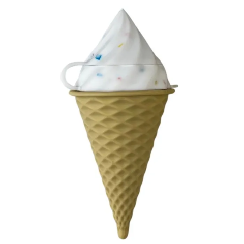 Kølende hundeis lavet med Ollipet FrostSnack Softice og DOGGY Delikatesse Okse til aktivering af hunde.