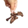 Snack’it Kaninlunger vist i hånden, en naturlig og luftig hundesnack i passende størrelse.