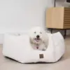 Hundekurv i brækket hvid passer ind i alle hjem med et stilrent look