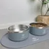 De fine Ollipet Nordic Delight hundeskåle i grå. Er super fine på Ollipet oval spiseunderlag til hunde.