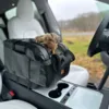 Spændes fast mellem bilens forsæder