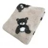 Blødt vetbed tæppe i en flot lys khaki farve, med søde bamse motiver