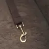 En lækker hundetaske med en line i bunden som hundens sele spændes fast med så hunden ikke hopper ud.