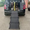 Med en foldbar hundetrappe kan hunden nemt komme ind og ud af bilen