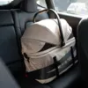 Ved hjælp af bilens eksisterende sikkerhedsseler, er det let at fastgøre kabinen på bilens bagsæde