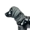 Ørebeskytter til hunde fremstillet i let, vandafvisende materiale – perfekt til regnfulde gåture og spisetid