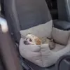 Komfortabel og stilfuld hundekurv til bilen.