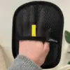 Børstehandsken har et godt greb så du nemt kan fjerne hundehår fra fx sofa, bilsæde, tøj m.m.