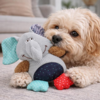 Hund leger med Companion Patchwork elefant plyslegetøj