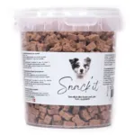 Snack'it Semi-Moist Mini Bones med laks er små bløde godbidder til hunde. Ideelle til træning, belønning og aktivering.